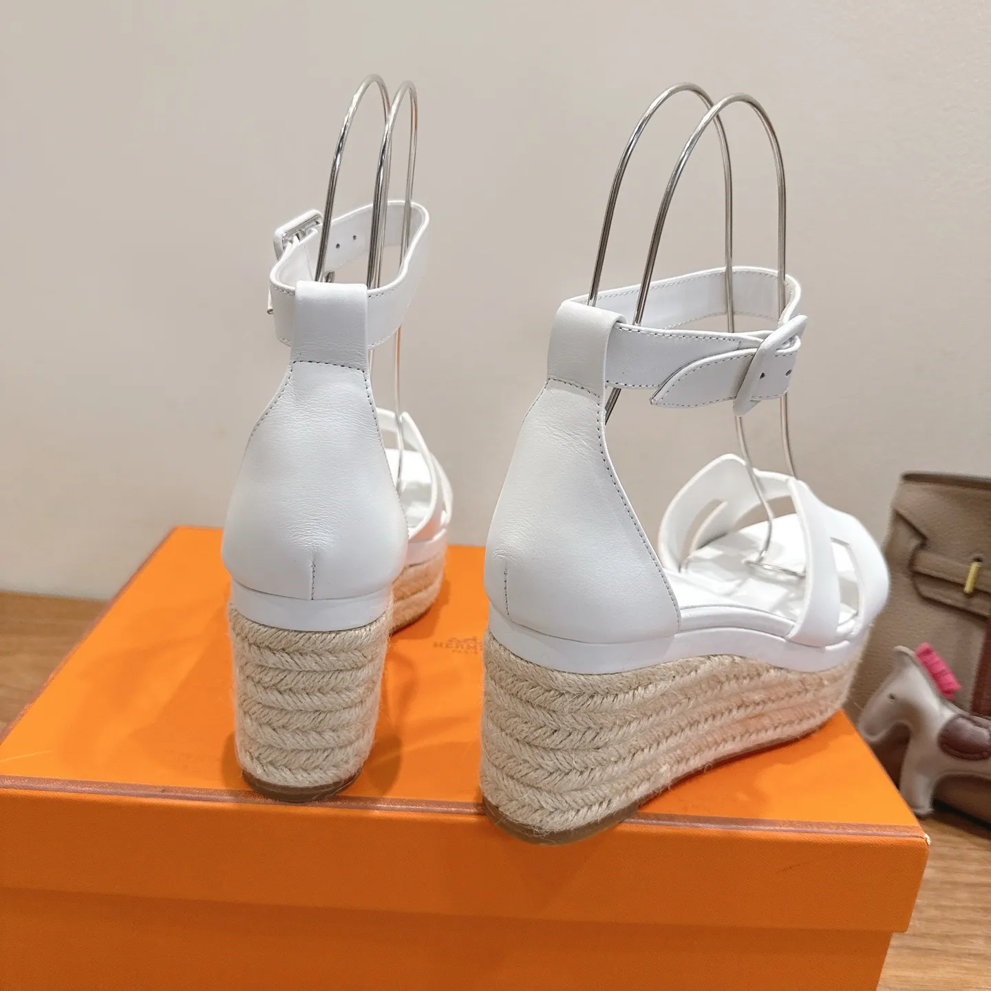 👟👟Ex-factory price 720👟👟 Hermes... a Eclair 2025 new color + popular series, the version is super positive, with a certain thickness, which makes the legs longer! Breathable, comfortable calfskin, spring and summer color matching, this item is both beautiful and comfortable! Channel supply code size: 35-39 can be ordered as 40.41 with airplane box ➕20
